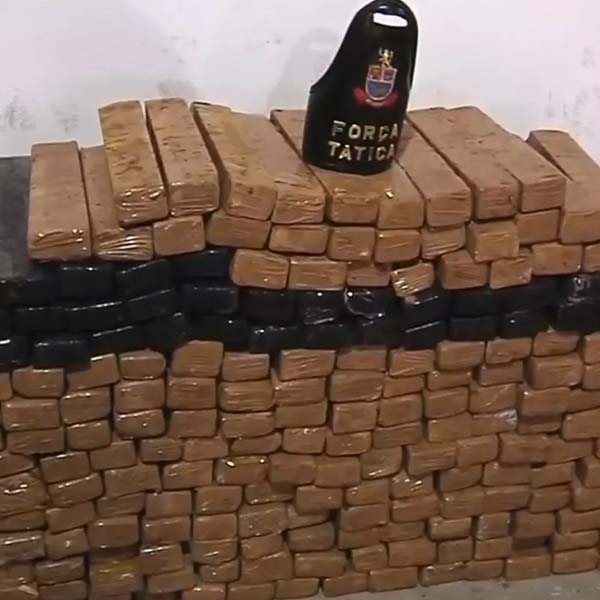 Polícia acha quase 300 quilos de maconha em carro abandonado em Marília