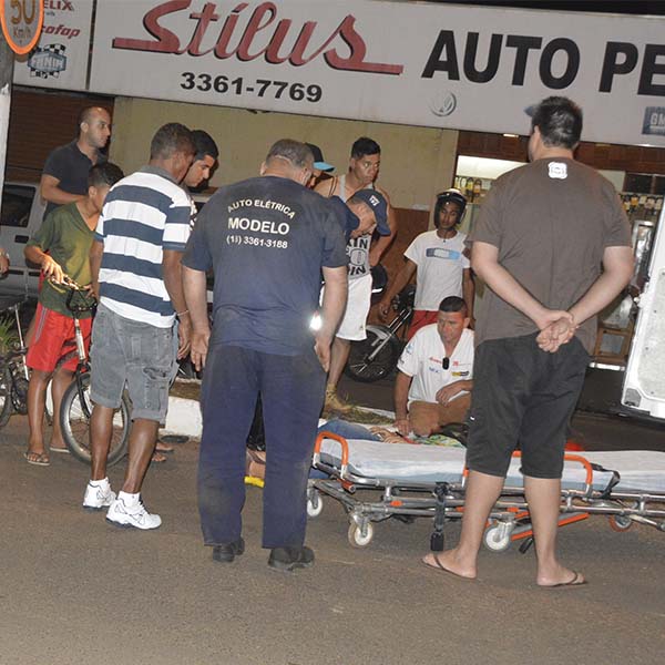Colisão entre motocicleta e caminhonete deixa uma pessoa ferida na Av. Siqueira Campos