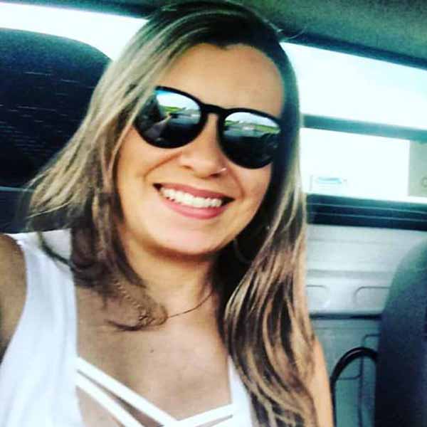 Camila Campos apaga velinhas nesta quarta