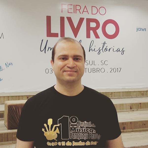 Maestro paraguaçuense marca presença na Feira do Livro de Rio do Sul
