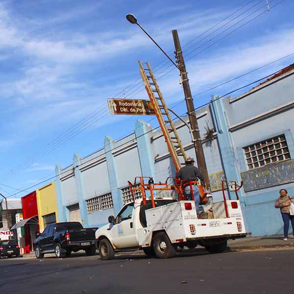 Departamento de Obras faz trocas regulares de lâmpadas na cidade