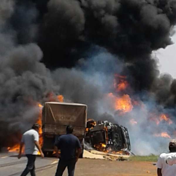 Carreta e caminhão-tanque batem de frente e veículos explodem em Bastos