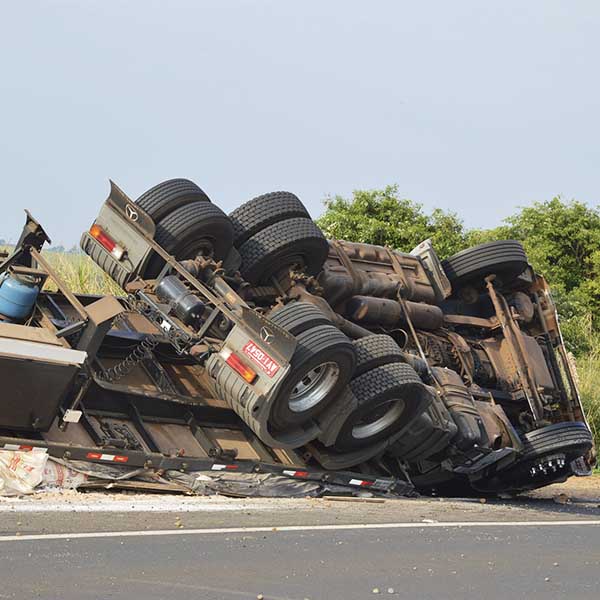 Quatro pessoas são levadas ao pronto-socorro após carreta tombar na rodovia Paraguaçu/Lutécia