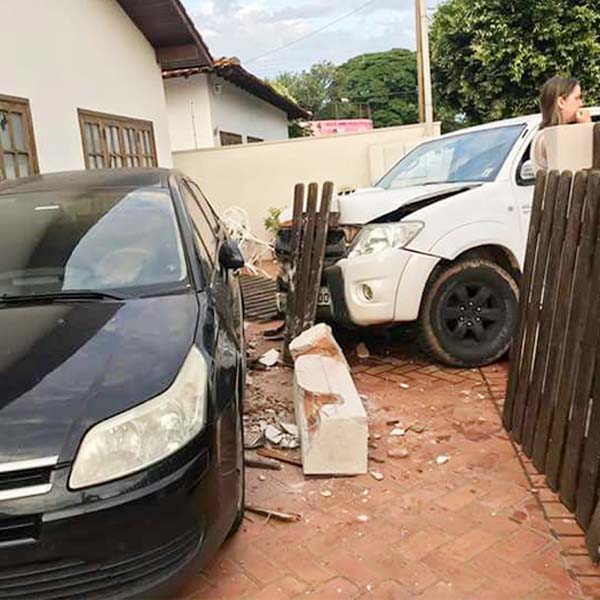 Motorista perde controle de caminhonete e invade imóvel na Avenida Paraguaçu
