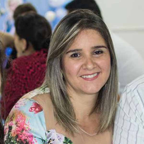 Dieine Dias apaga velinhas neste domingo