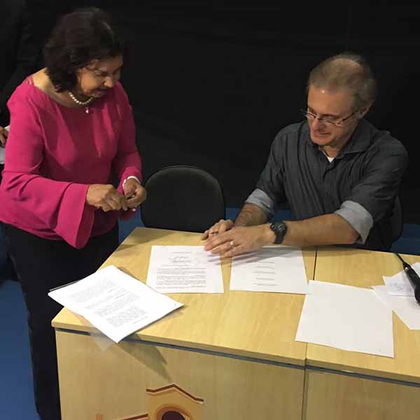 Prefeita Almira Garms assina protocolo de intenções para a criação de aterro sanitário