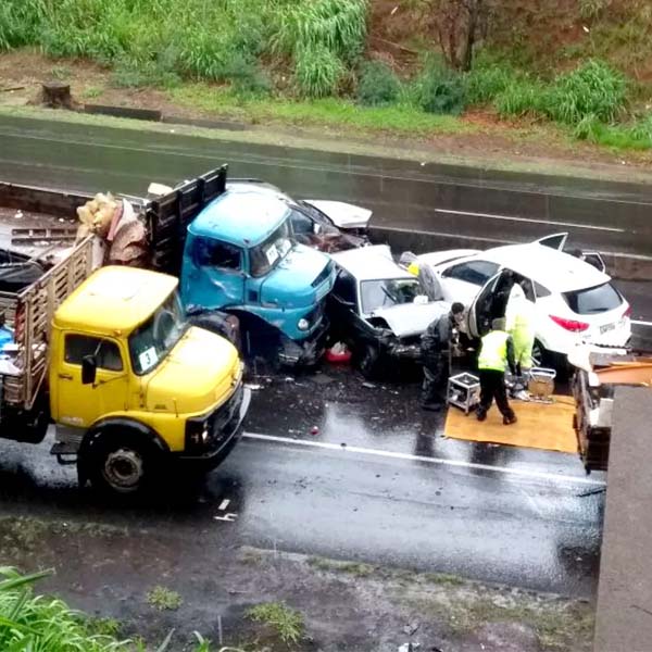 Acidente envolve nove veículos e deixa motorista preso às ferragens em Marília