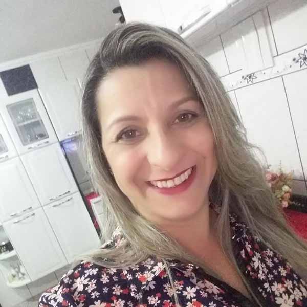 Lucia Morro apaga velinhas neste sabado