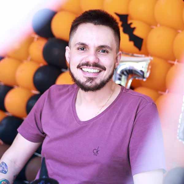 Thiago Marques apaga velinhas nesta segunda