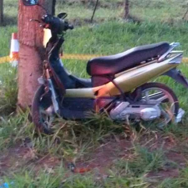 Adolescente de 17 anos morre após bater motocicleta em árvore em Martinópolis