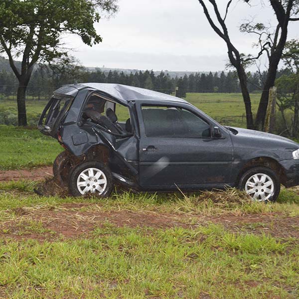 Carro fica com a traseira destruída após colisão na rodovia Paraguaçu/Lutécia