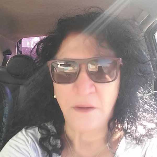 Célia Oliveira apaga velinhas nesta quinta