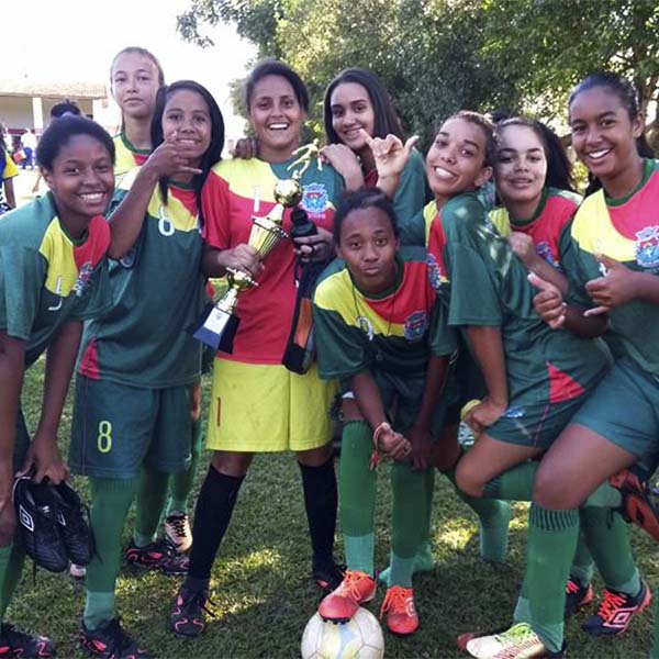 Futebol feminino sub 15 de Paraguaçu conquista taça de vice-campeão em Santa Cruz do Rio Pardo