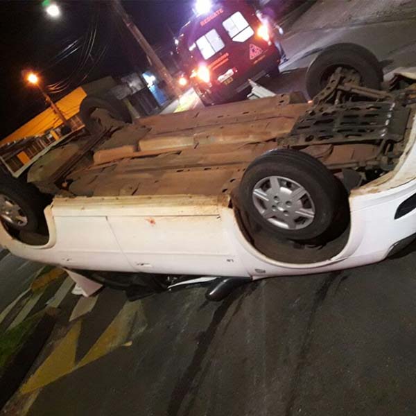 Motorista perde controle e capota veículo em Avenida de Assis