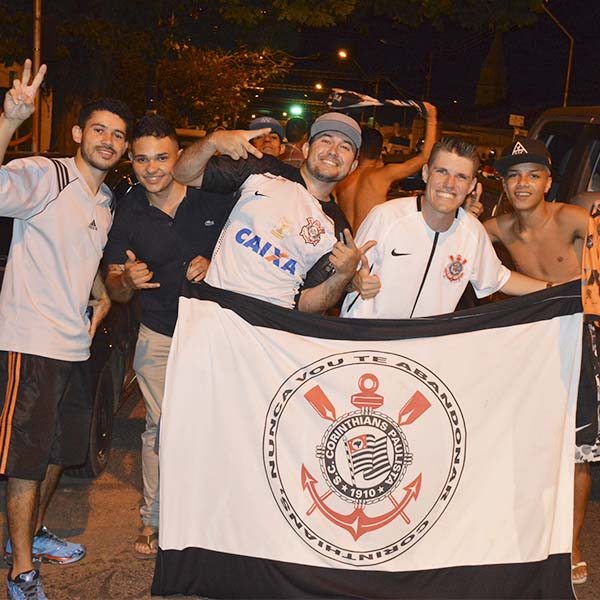 Corintianos saem às ruas para comemorar a conquista do heptacampeonato