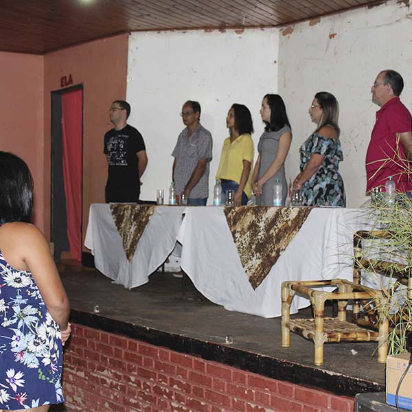 Turma da Oficina de Móveis de Bambu se forma em Roseta