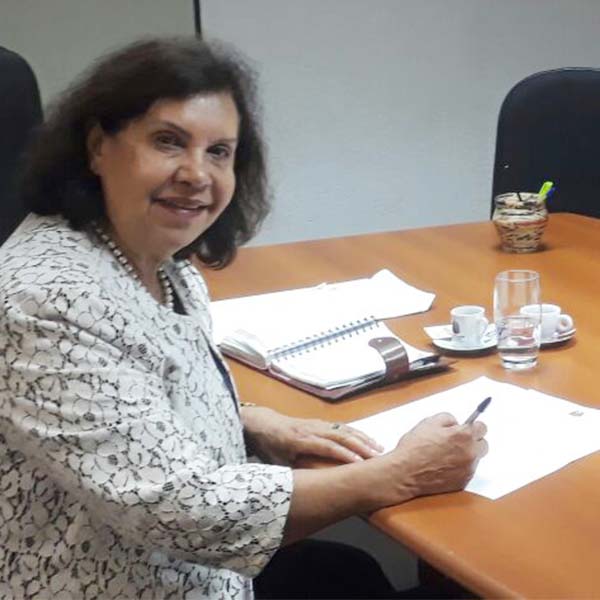 Prefeita assina documento junto ao DADE para retomada da obra do Cine Teatro