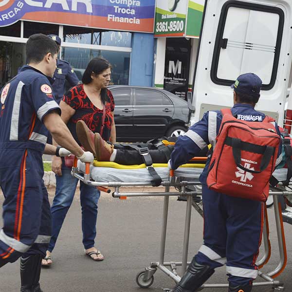 Motociclista fica ferido após colidir contra carro na Av. Siqueira Campos
