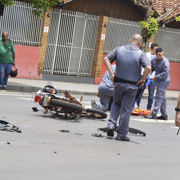 Motociclista é colidido por carro em cruzamento da Avenida Galdino