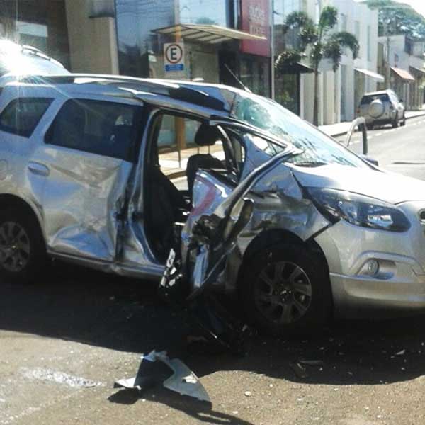 Carro fica destruído após ser atingido por ônibus em cruzamento em Assis