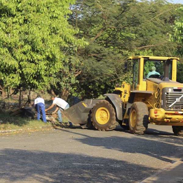 Departamento de Obras faz limpeza na cidade depois da chuva forte de segunda-feira