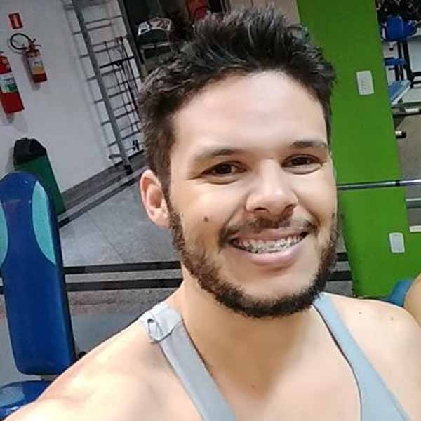 Charles Mello apaga velinhas nesta sexta