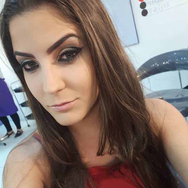 Ana Caroline completa idade nova