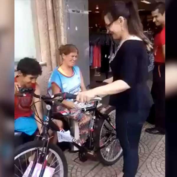 Criança ajuda mãe vender HiperSaúde, comove assisenses e ganha bicicleta