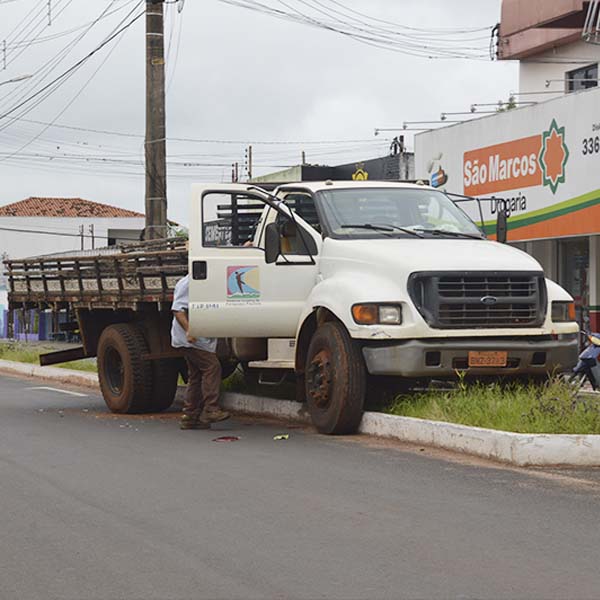 Caminhão da prefeitura invade canteiro da avenida após motorista evitar colisão