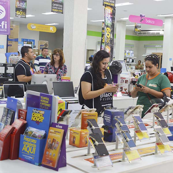 Black Friday sai da internet e ganha as ruas