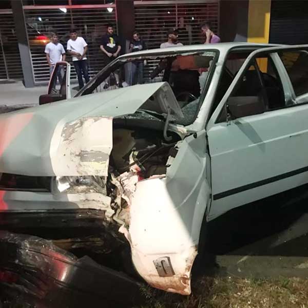 Motorista sofre ferimentos graves após bater carro contra poste em Assis