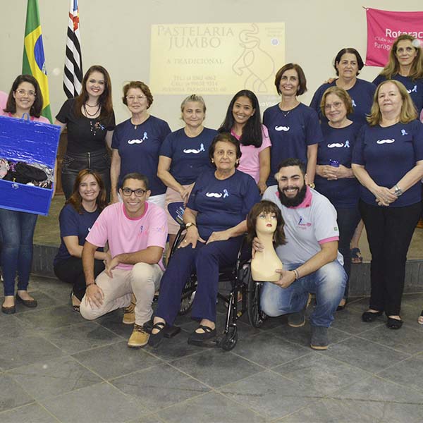 Rotaract faz entrega de perucas confeccionadas para pacientes com câncer