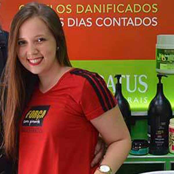Taynara Garcia apaga velinhas nesta terça