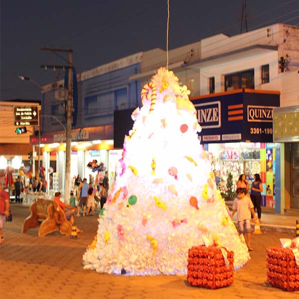 Calçadão com decoração natalina é montado no centro de Paraguaçu Paulista