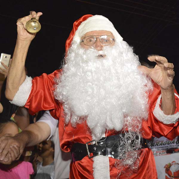 Multidão acompanha a chegada do Papai Noel em Paraguaçu Paulista