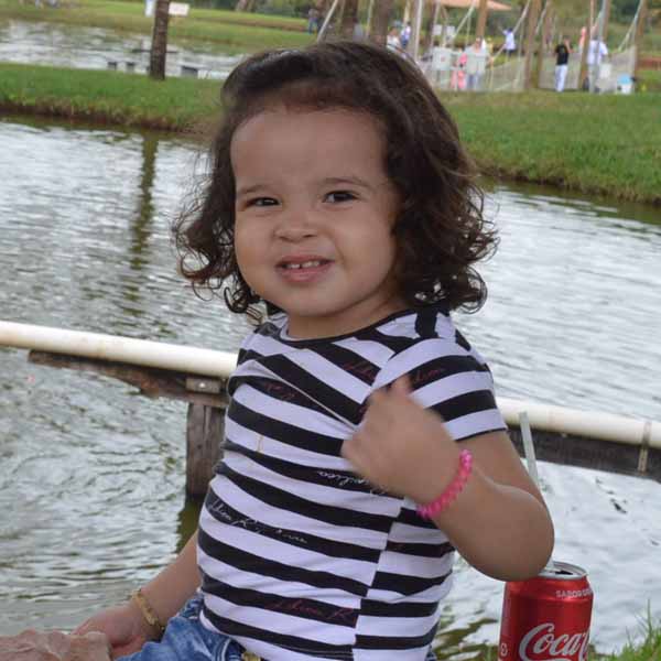 Alícia apaga sua 3ª velinha de sua vida hoje.