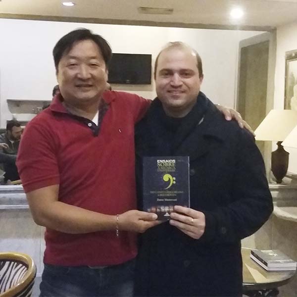 Paraguaçuense lança livro 'Ensaios Sobre a Música Universal' na Itália