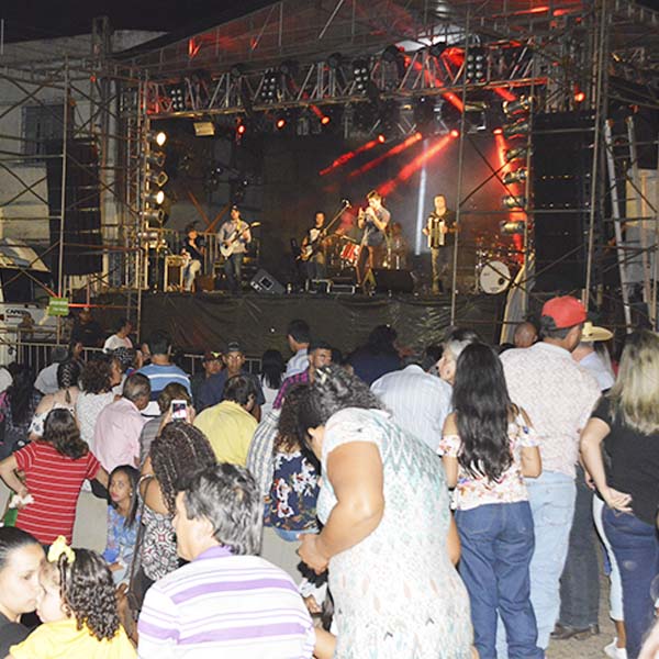 Lutécia comemora 73 anos com desfile cívico e show de Carreiro e Capataz
