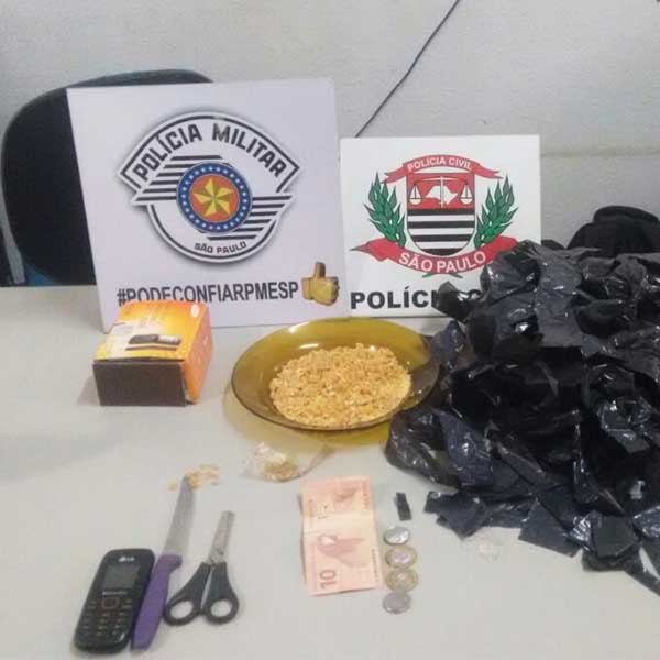 Dupla é presa em flagrante enquanto preparava droga para a venda em Paraguaçu