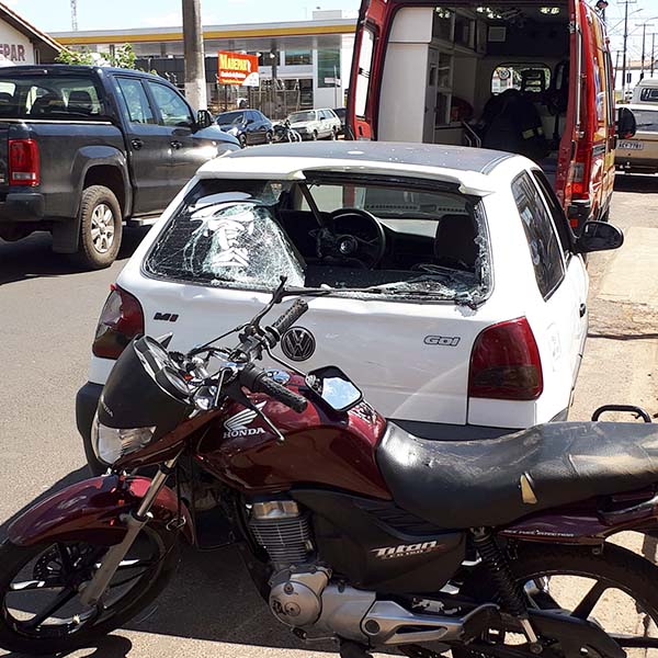 Motociclista sofre acidente e estoura vidro traseiro de carro ao ser arremessado