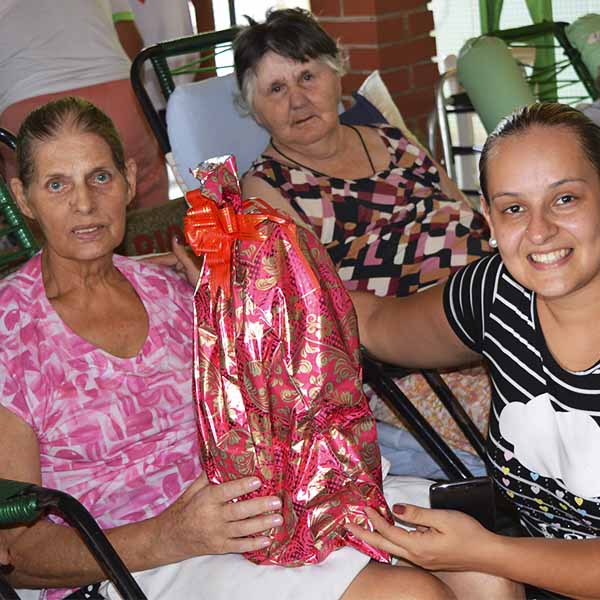 Grupo faz entrega de presentes arrecadados aos moradores do Lar dos Idosos