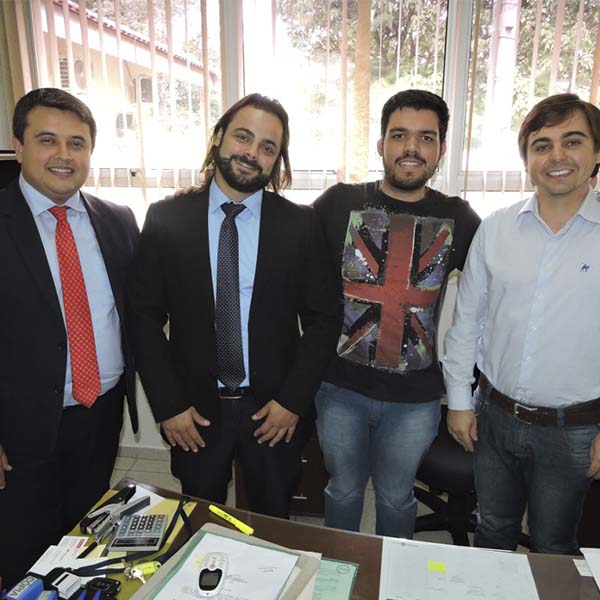 Vitor Bini recebe gerente do Santander após requerer ampliação do atendimento em Paraguaçu