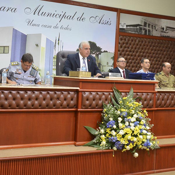 Câmara de Assis realiza entrega dos diplomas de Policial Padrão do Ano e de Atirador Destaque do Ano