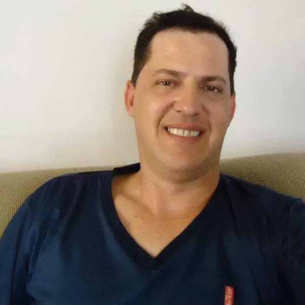 Edgel Parro apaga velinhas nesta terça