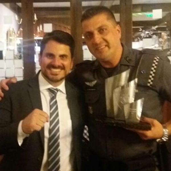 Policial de Marília ganha 'Prêmio Heróis Reais' por socorrer amigos paraguaçuenses