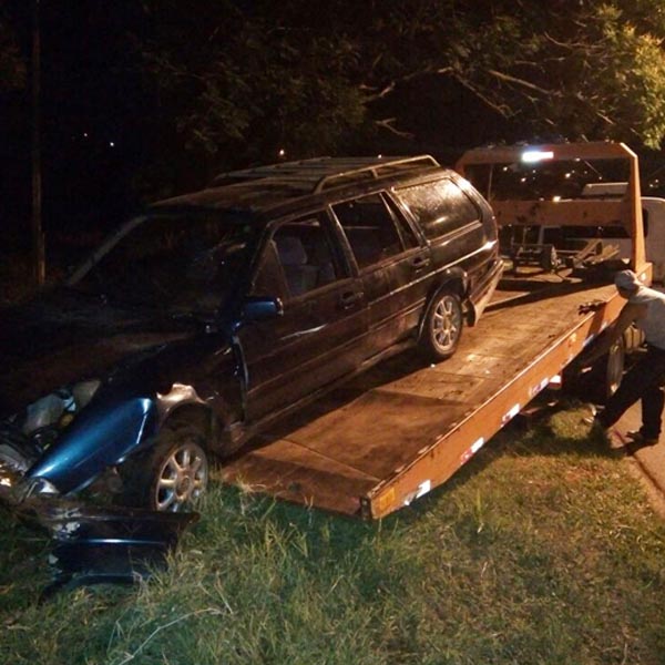 Caminhão-guincho bate em poste ao tentar resgatar carro em Assis