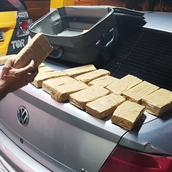 Dupla é presa após polícia encontrar tijolos de maconha no carro em Assis
