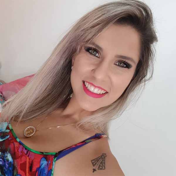 Jacqueline Isabelle apaga velinhas nesta segunda