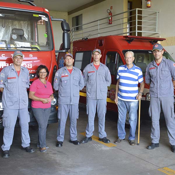 Paraguaçuense vai ao Corpo de Bombeiros fazer agradecimento