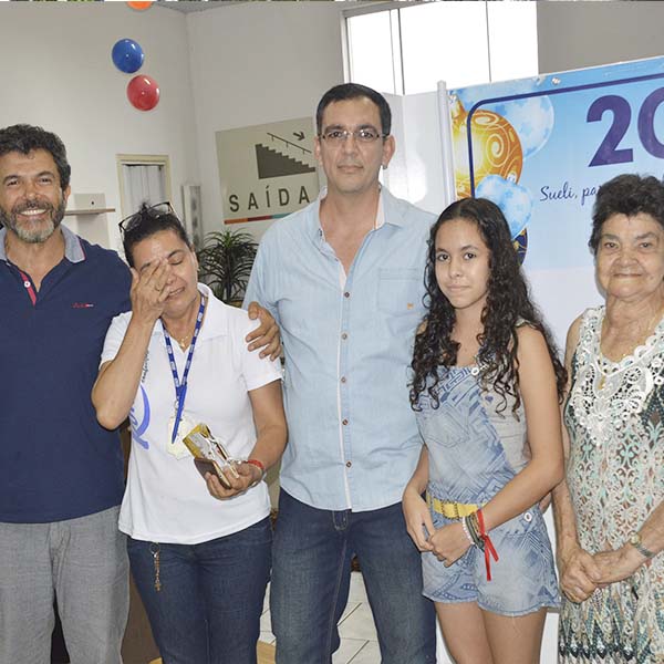 Kombat Center faz homenagem para funcionária que completou 20 anos de empresa